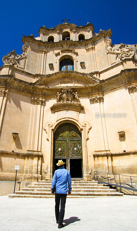 诺托，西西里:游客在Sunhat接近Chiesa del Carmine